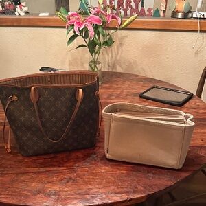 Louis Vuitton Neverfull mm Monogram Tote Bag - Brown
Authentic